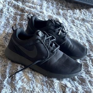 Nike Roshe in All Black